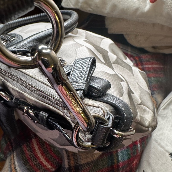 Beautiful Silver with Pink satin Lining Shoulder or Handbag. - Picture 10 of 16